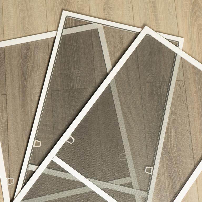 trzy siatki w&nbsp;białej ramce